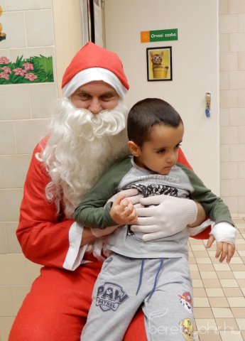 A Tama Hungary Kft. dolgozói beteg gyerekenek adományoztak 06